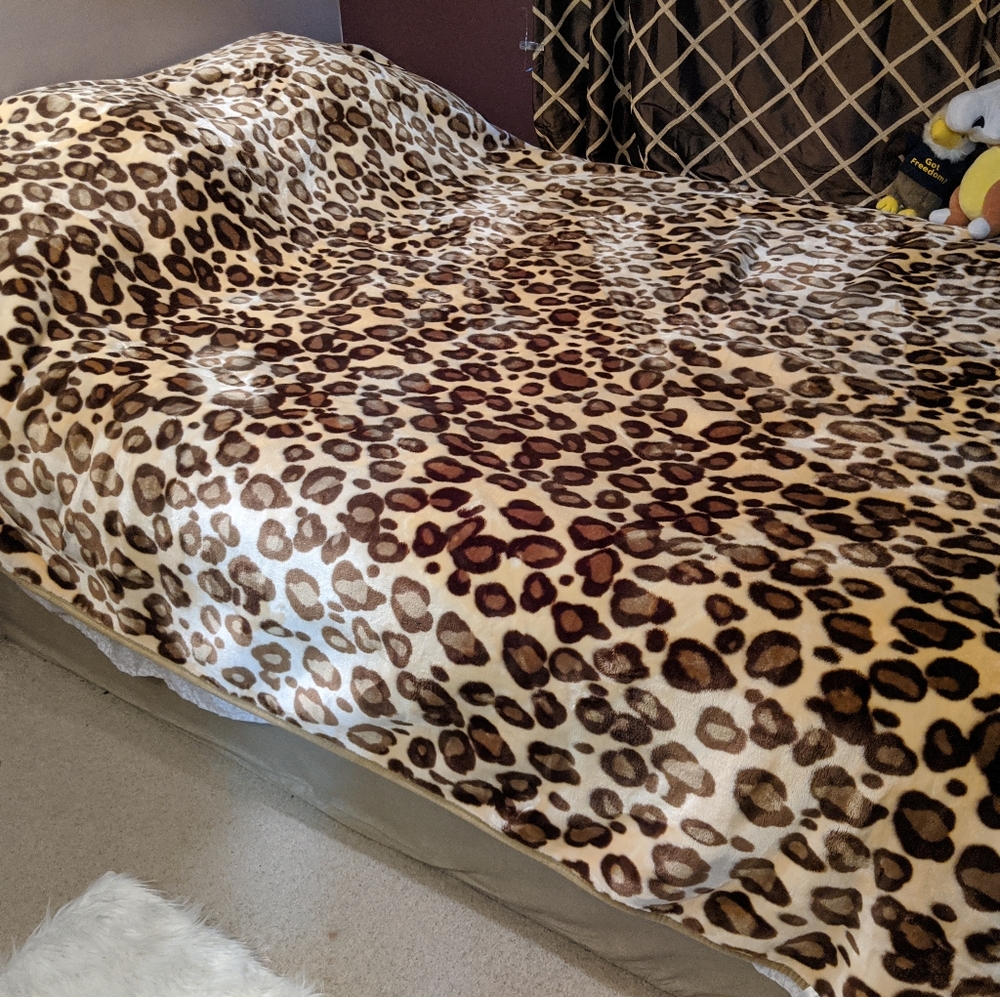 EXTRA PLUSH warm leopard print blanket comforter
